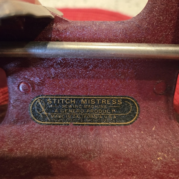 Vintage Sewing Machine - Picture 3 of 4